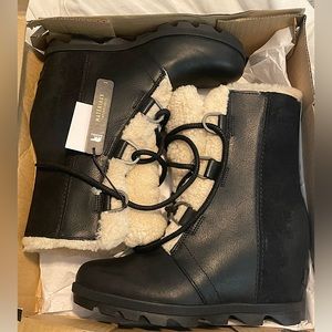 Sorel Black Joan of Arctic ll Wedge Shearling. NWT